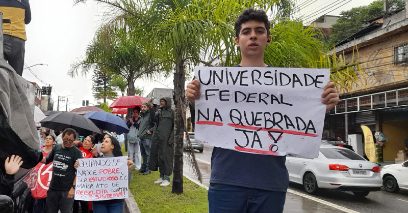Movimentos sociais e estudantes dão abraço a terreno onde será futuro Instituto Federal e cobram do Prefeito Nunes sua desapropriação